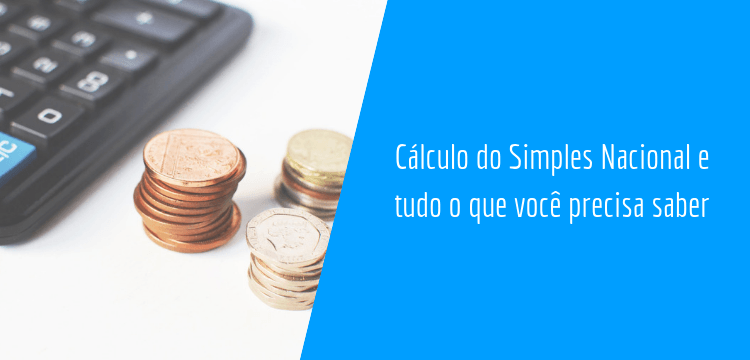 Calculadora ao lado de moedas empilhadas representando o cálculo do Simples Nacional.