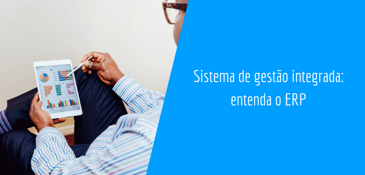Homem visualizando o sistema de gestão integrada através de tablet