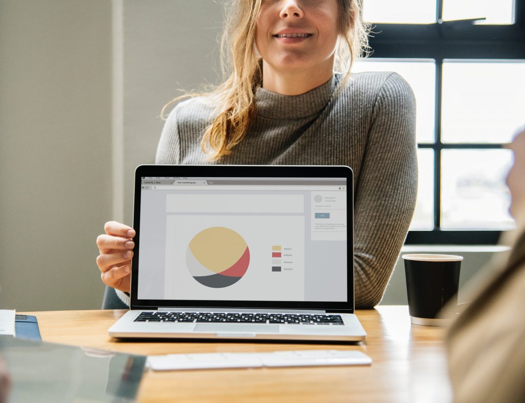 Mulher segurando notebook com remuneração variável