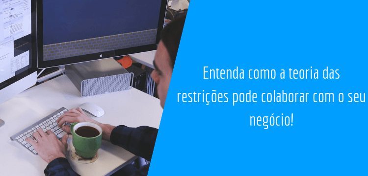 homem mexendo no notebook em sua mesa de trabalho, pesquisando sobre teoria das restrições