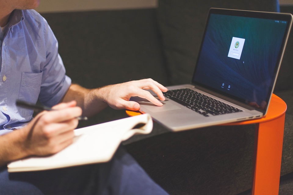 homem pesquisando no notebook sobre como funciona uma franquia