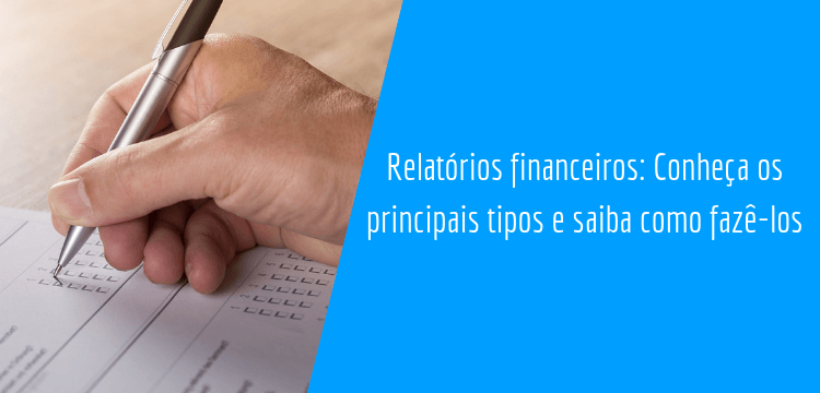 pessoa escrevendo sobre relatórios financeiros