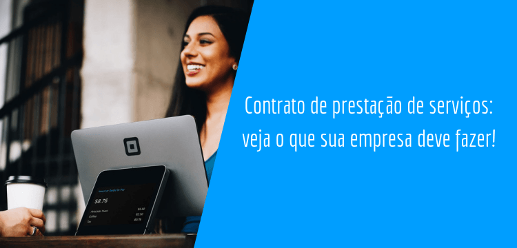 Mulher sorrindo redigindo um contrato de prestação de serviços.