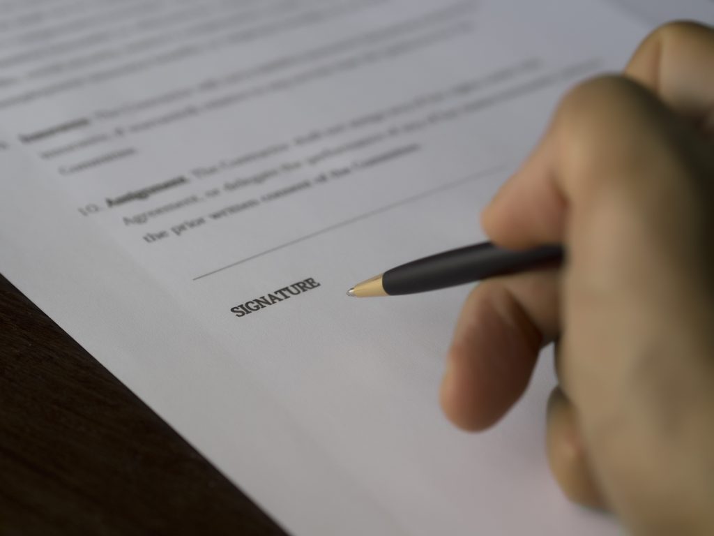 Assinatura representando o acordo entre contratante e contratado.