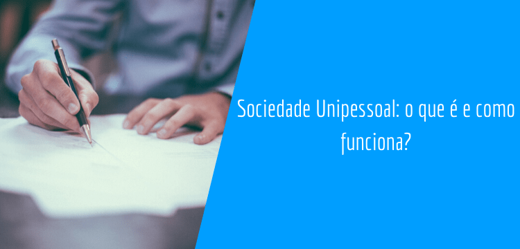 Pessoa assinando papéis sobre a sua sociedade unipessoal.