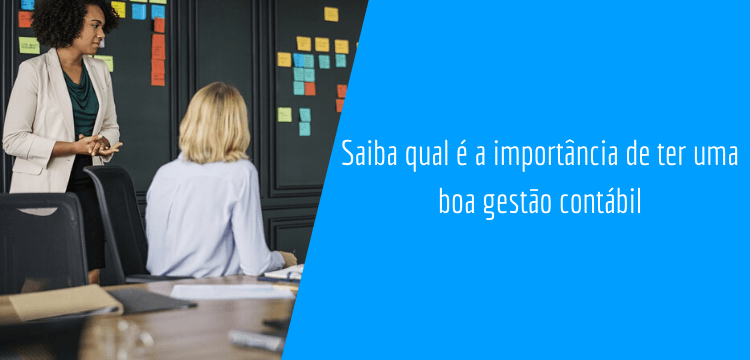 Duas mulheres em uma reunião discutindo a gestão contábil da empresa.