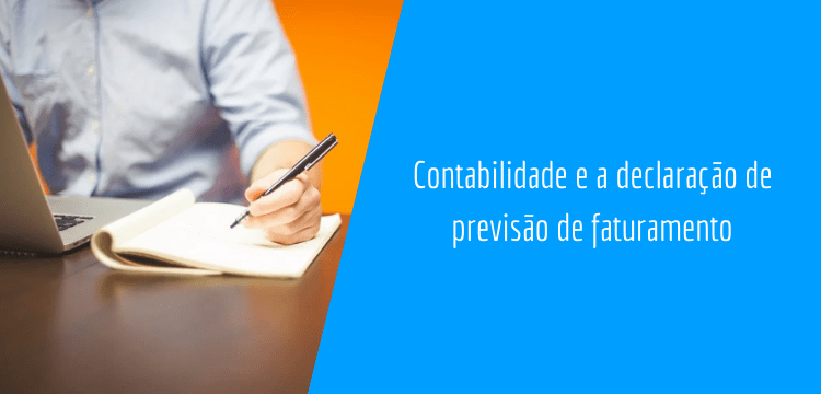 imagem ilustrativa de uma declaração de previsão de faturamento. uma pessoa com uma caneta e um caderno, em fundo laranja