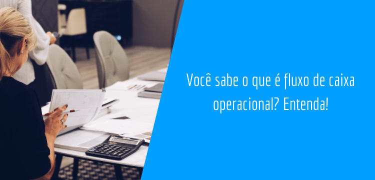 funcionária trabalhando com fluxo de caixa operacional