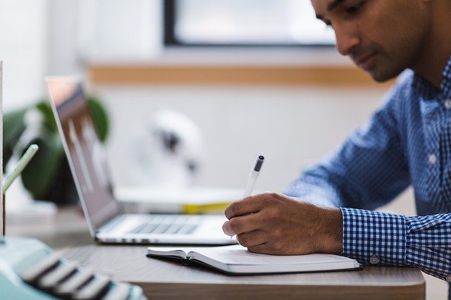 homem organizando suas finanças para continuar a organização de como empreender com pouco dinheiro