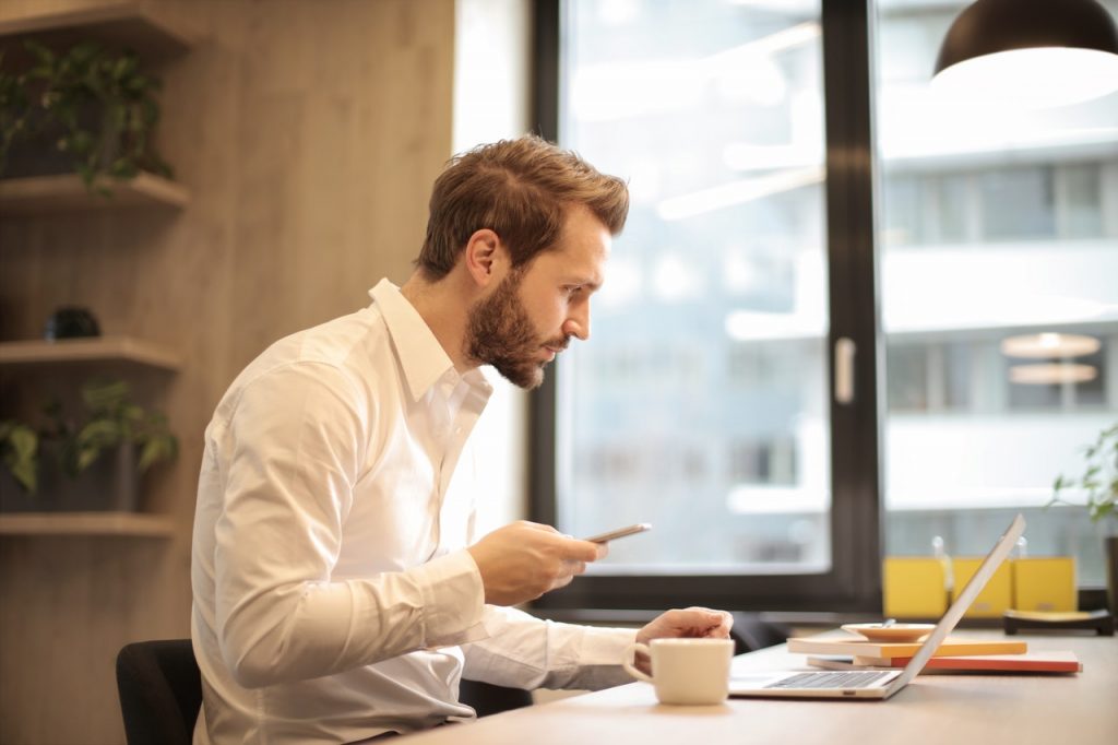 empresário estudando no computador o que é previsão de demanda