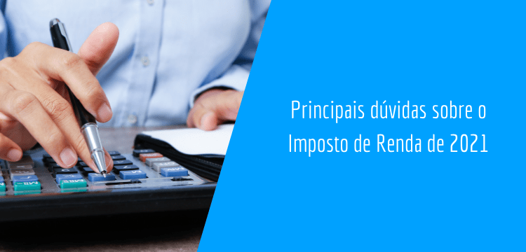 imagem com divisão no meio, do lado esquerdo há uma mão, segurando uma caneta e mexendo em uma calculadora, no canto direito há um espaço em azul escrito: Principais dúvidas do Imposto de Renda 2021