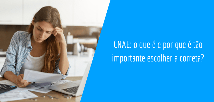 uma mulher sentada de frente para uma mesa segurando e olhando um papel com uma mão na cabeça, do outro lado tem uma parte em azul que está escrito: "CNAE: o que é e por que é tão importante escolher a correta?"