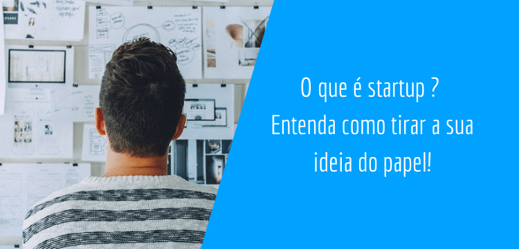 homem de costas encarando uma parede com papéis pendurado, do lado direito há um espaço em azul escrito: "O que é startup ? Entenda como tirar a sua ideia do papel!"