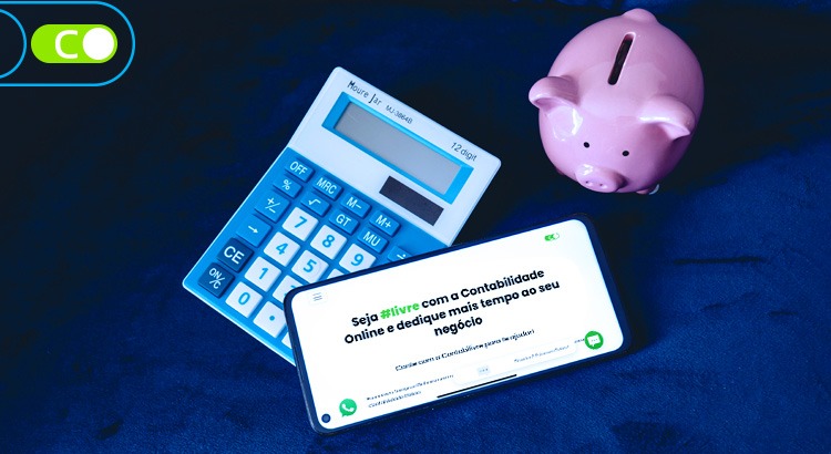 Na imagem, um fundo azul, em cima uma calculadora, ao seu lado um cofre de porco e um celular. na tela do celular está a página inicial do blog da contabilivre.